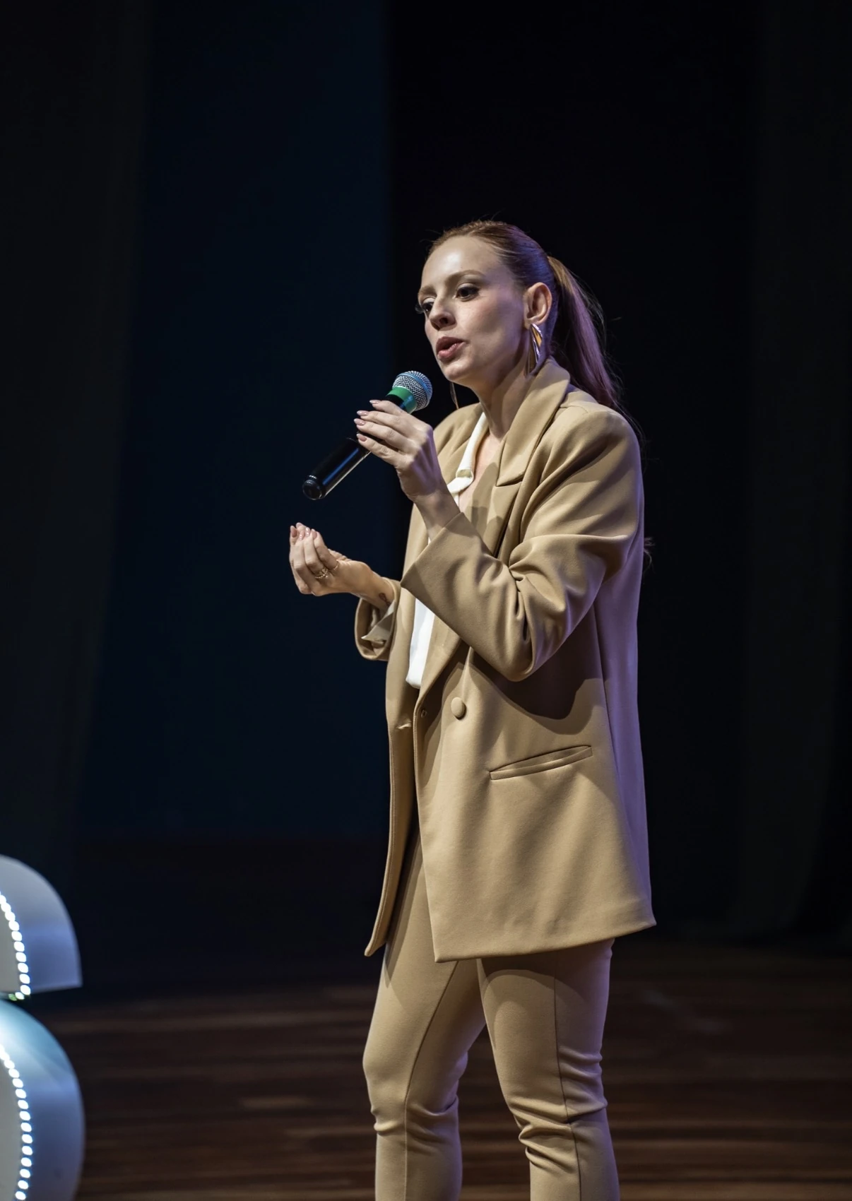 Thaize Tavares palestrando no palco